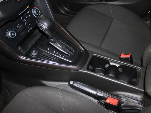 Used 2018 Ford Focus SE FWD image 19