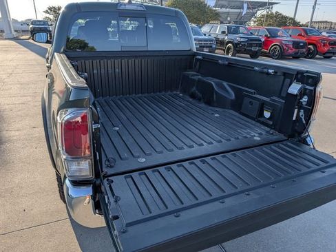 Certified 2022 Toyota Tacoma TRD Off-Road AWD/4WD image 26