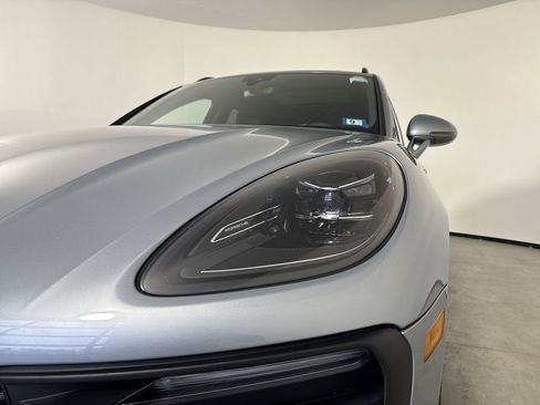 Certified 2025 Porsche Macan image 11