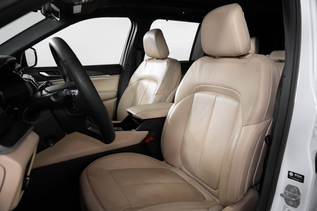 Used 2023 Jeep Grand Cherokee Limited w/ Luxury Tech Group II RWD image 22