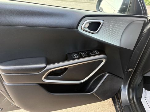 Used 2021 Kia Soul LX FWD image 11