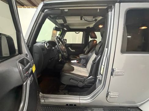 Used 2014 Jeep Wrangler Unlimited Sahara w/ Connectivity Group AWD/4WD image 14
