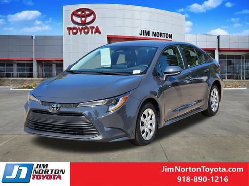 Used 2025 Toyota Corolla LE FWD image 3