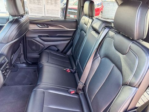 Used 2024 Jeep Grand Cherokee Limited w/ Luxury Tech Group II image 17