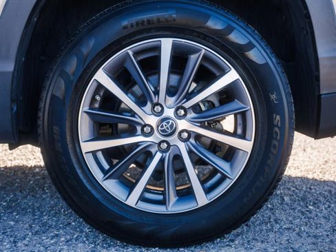 Used 2018 Toyota Highlander XLE w/ Carpet Mat Package (TMS) image 10