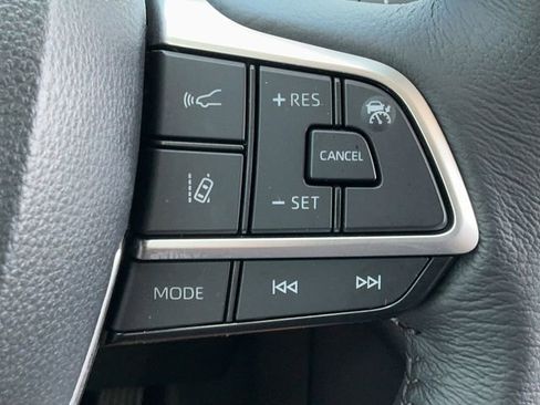 Used 2025 Toyota Sienna XLE FWD image 25
