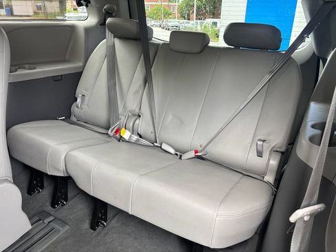 Used 2020 Toyota Sienna XLE FWD image 24
