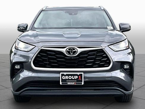 Used 2023 Toyota Highlander XLE FWD image 4