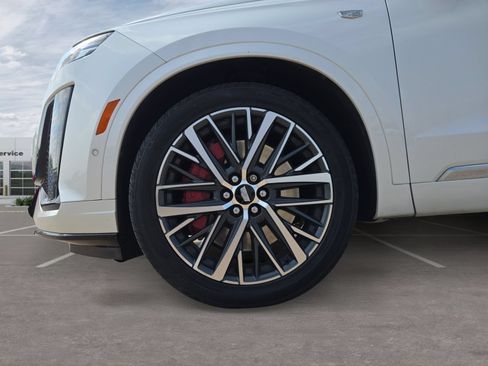 Used 2023 Cadillac XT6 Sport w/ Technology Package AWD/4WD image 11