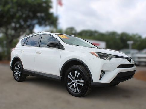 Used 2018 Toyota RAV4 LE FWD image 3