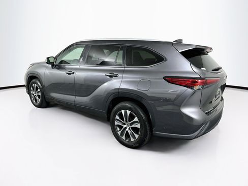 Used 2023 Toyota Highlander XLE FWD image 5