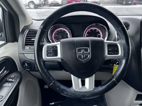 Used 2017 Dodge Grand Caravan SE w/ UConnect Hands-Free Group image 18