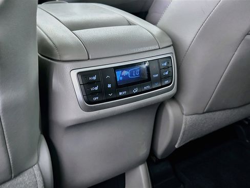 Used 2016 Toyota Highlander Limited Platinum FWD image 28