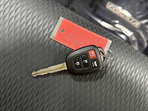 Used 2017 Toyota Corolla LE image 30