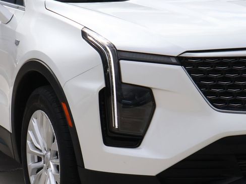 Used 2024 Cadillac XT4 Luxury w/ Cold Weather Package image 9