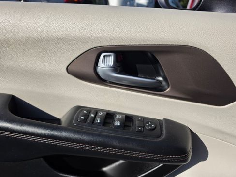Used 2017 Chrysler Pacifica Touring-L FWD image 27