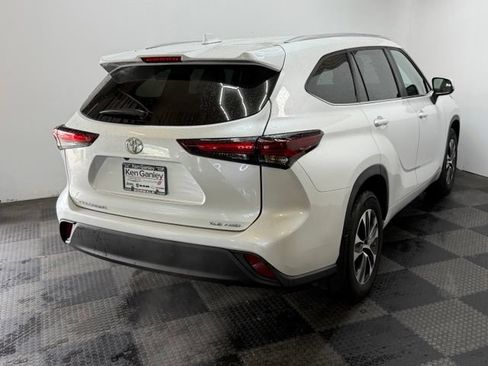 Used 2025 Toyota Highlander XLE AWD/4WD image 10