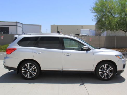 Used 2017 Nissan Pathfinder Platinum image 4