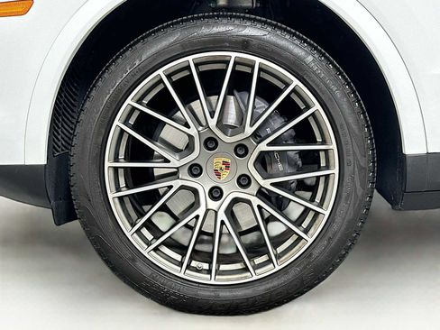 Used 2022 Porsche Cayenne Platinum Edition AWD/4WD image 31