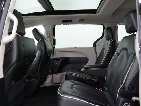 Used 2023 Chrysler Pacifica Limited FWD image 20