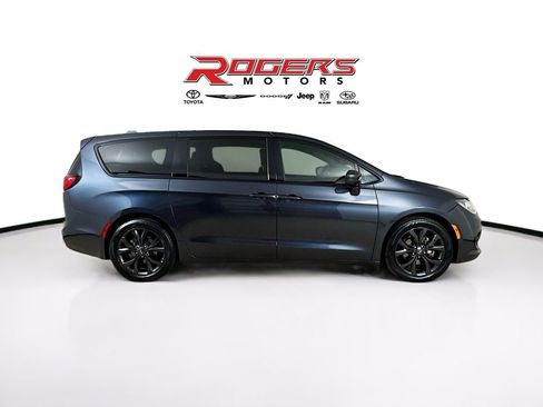 Certified 2020 Chrysler Pacifica Touring w/ S Appearance Package image 8