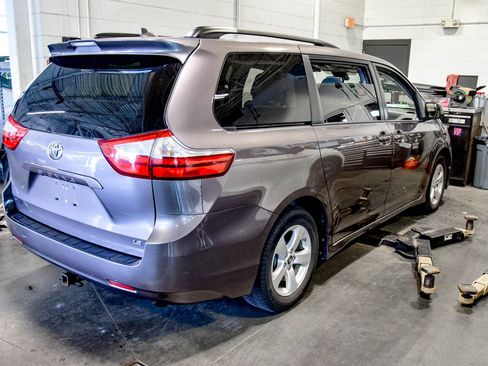 Used 2019 Toyota Sienna LE FWD image 16