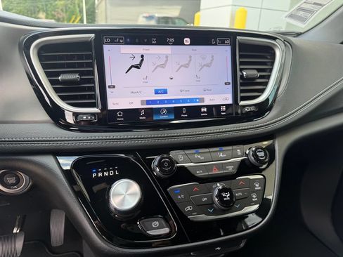 New 2027 Chrysler Pacifica Select FWD image 11