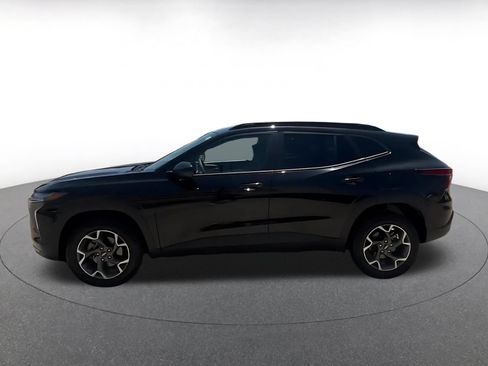 Used 2025 Chevrolet Trax LT FWD image 8