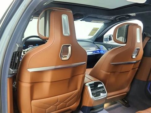 Used 2023 BMW i7 xDrive60 image 33