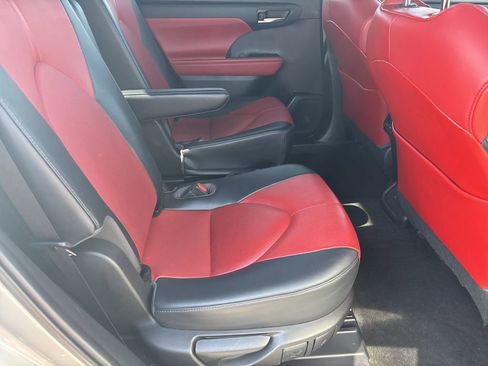 Used 2023 Toyota Highlander L image 28