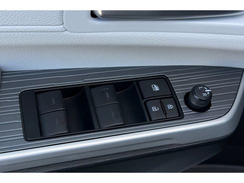 Used 2025 Toyota Sienna XLE FWD image 12