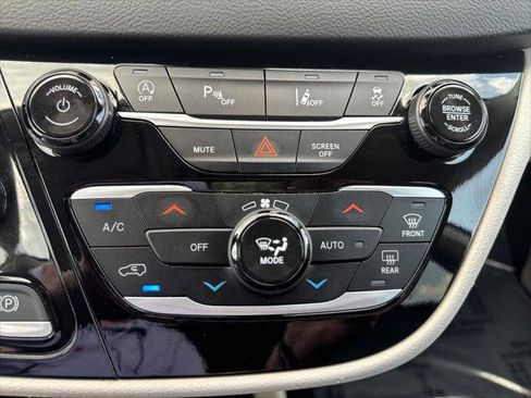 Certified 2023 Chrysler Pacifica Touring-L FWD image 27
