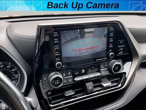 Used 2021 Toyota Highlander XLE AWD/4WD image 14