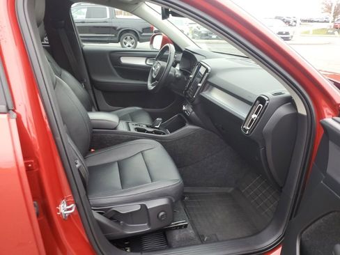 Used 2021 Volvo XC40 T5 Momentum w/ Climate Package image 33