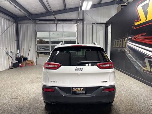 Used 2018 Jeep Cherokee Latitude w/ Cold Weather Group image 14