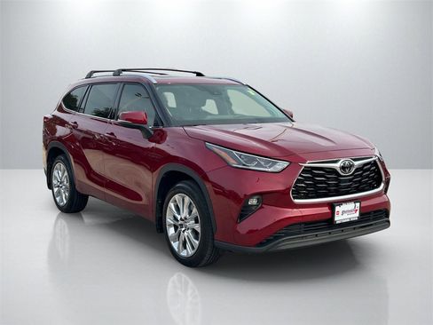 Used 2023 Toyota Highlander Limited image 3
