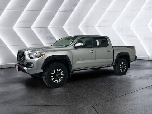 Used 2021 Toyota Tacoma TRD Off-Road w/ Technology Package AWD/4WD image 3