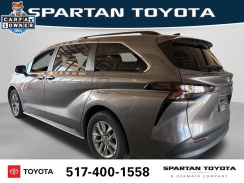 Used 2024 Toyota Sienna XLE FWD image 3
