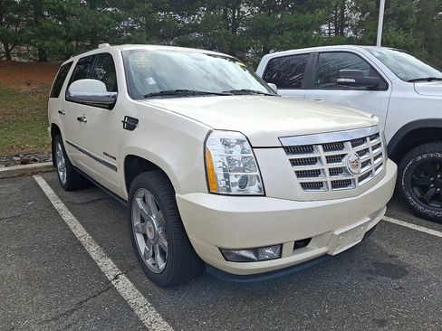 Used 2013 Cadillac Escalade Luxury image 3