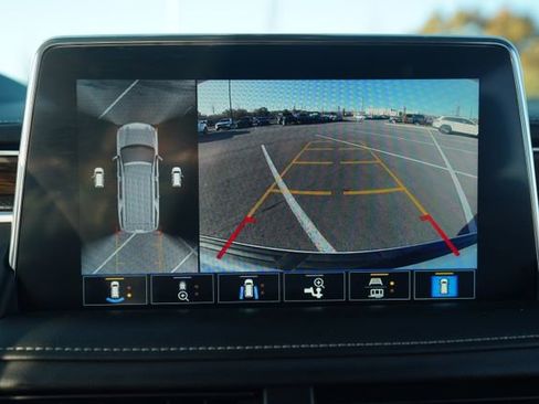 Used 2021 Chevrolet Tahoe Premier w/ Premium Package image 32