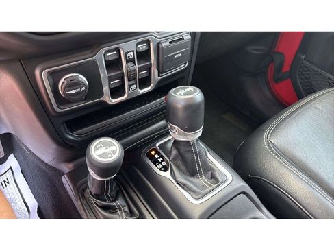 Used 2019 Jeep Wrangler Unlimited Sahara w/ Uconnect 4C Nav & Sound Group AWD/4WD image 18
