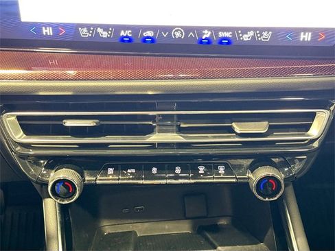 Used 2025 Chevrolet Traverse RS image 14