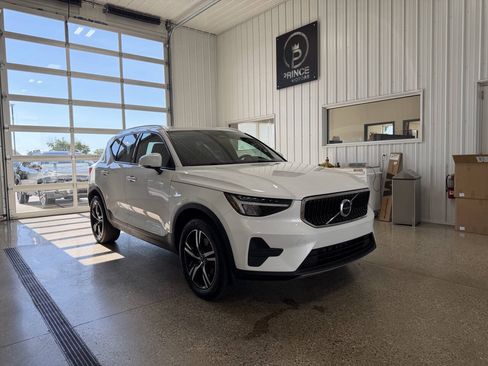 Used 2023 Volvo XC40 B5 Core AWD/4WD image 6
