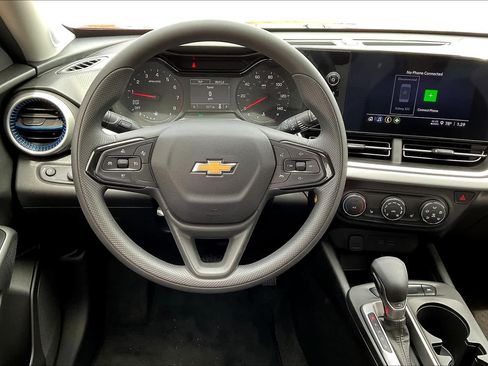 Used 2024 Chevrolet Trax LS w/ LS Convenience Package FWD image 6