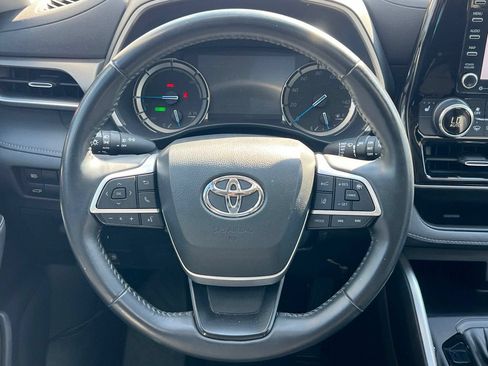 Used 2022 Toyota Highlander XLE AWD/4WD image 16