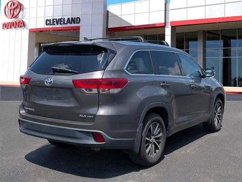 Used 2017 Toyota Highlander XLE AWD/4WD image 7