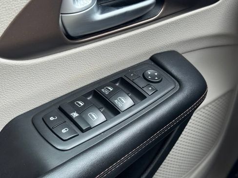 Used 2017 Chrysler Pacifica Touring FWD image 27