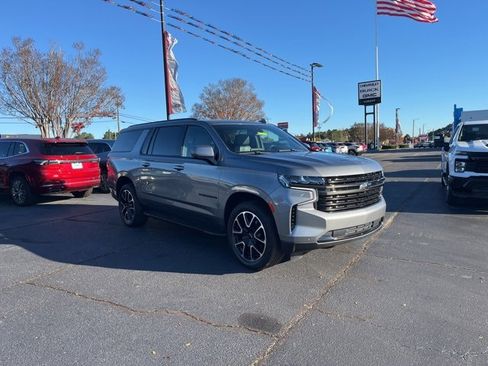 Used 2022 Chevrolet Suburban RST w/ Luxury Package image 2