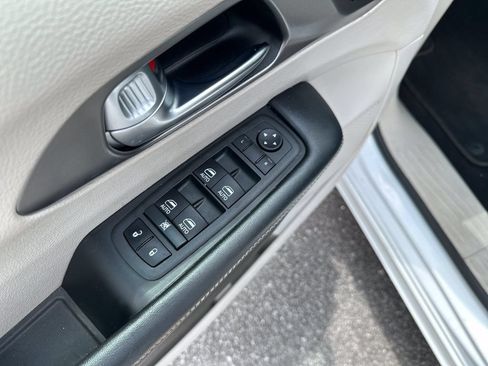 Used 2022 Chrysler Pacifica Touring-L w/ Uconnect Theater Family Group FWD image 16
