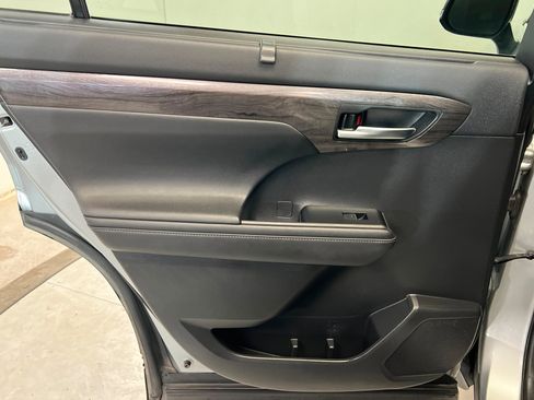 Used 2020 Toyota Highlander Limited image 18